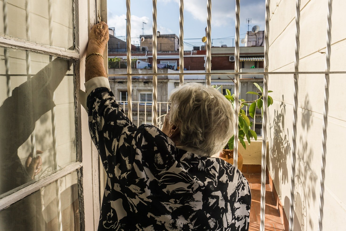 There is an old woman waiting for Tammy at the door |  Source: Unsplash