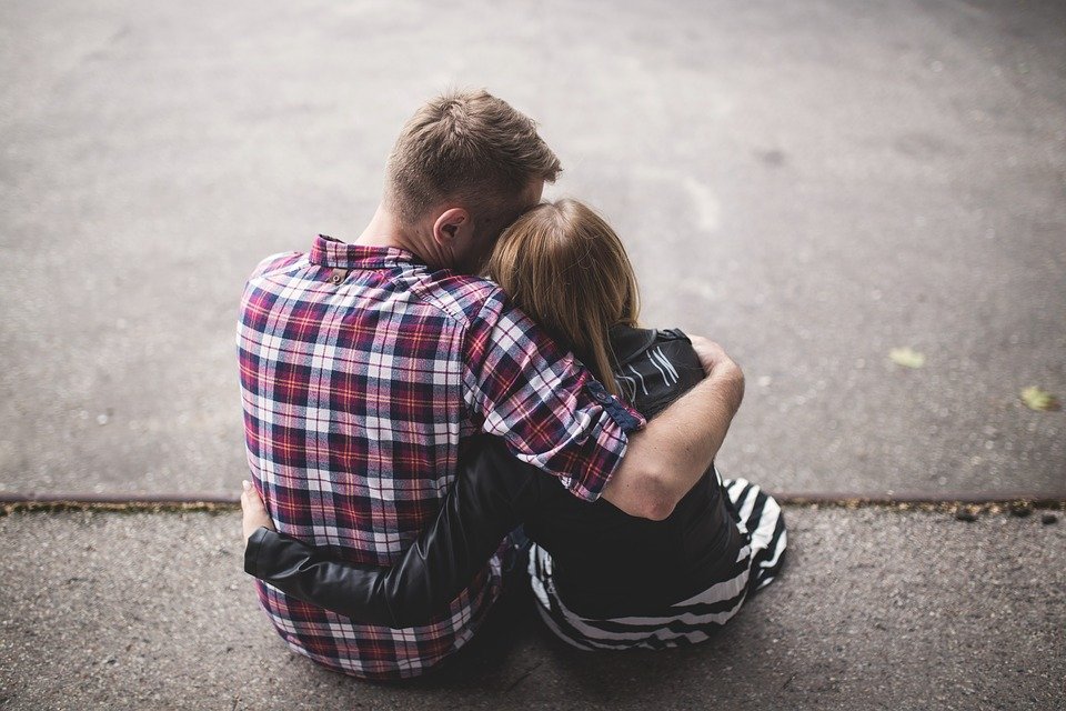Hombre y chica joven se abrazan. | Foto: Pexels