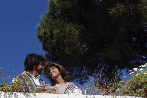 Rendezvous With Chantal Nobel In Saint Tropez. En France, à Saint-Tropez, en mai 1989, à l'occasion de son retour après son accident, Chantal NOBEL, actrice, et son mari Jean-Louis JULIAN. | Photo : Getty Images