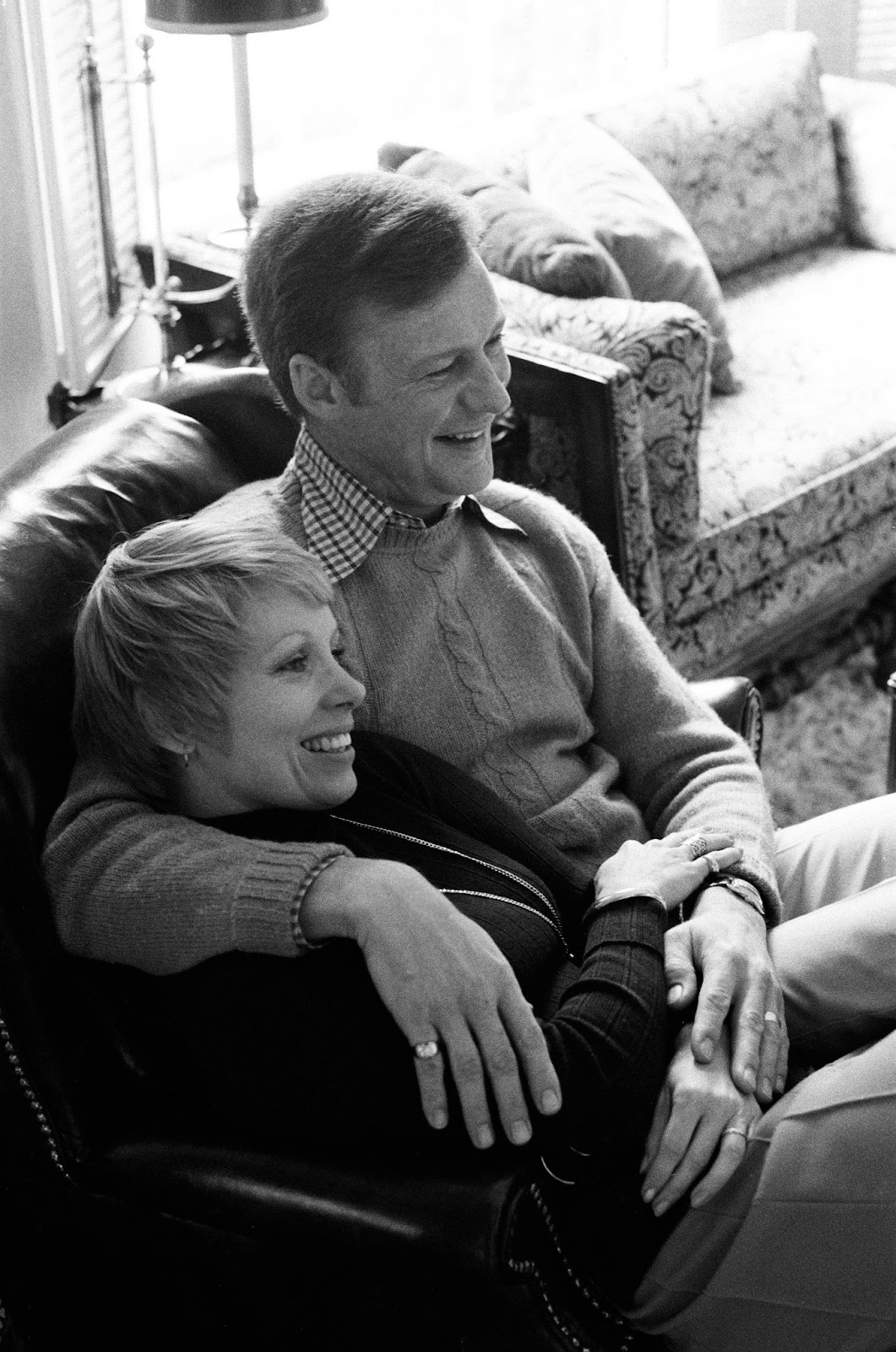 The actress and Edward Mallory photographed in their home in 1974. | Source: Getty Images