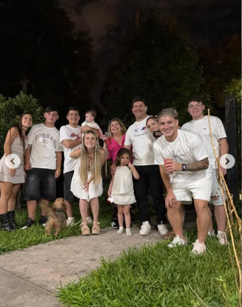 Mariano Robles and Solana Albornoz with family in a photo shared on April 6, 2026  | Source: Instagram/rodrirobles10