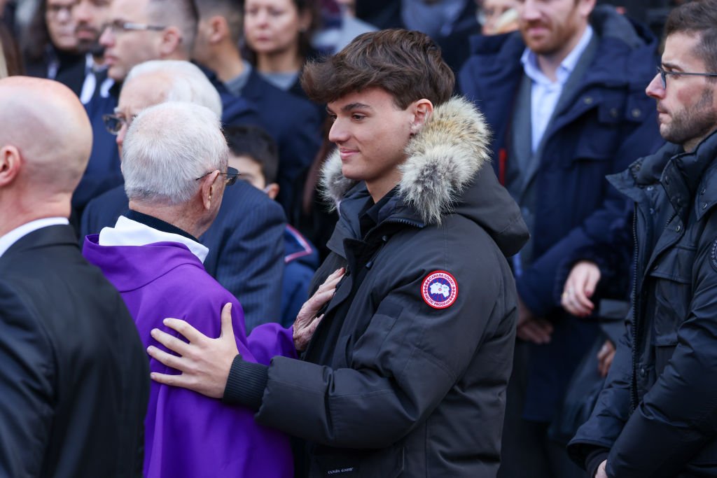 Tom Pernaut assistent aux funérailles de Jean-Pierre Pernaut à la Basilique le 09 mars 2022 à Paris, France. | Photo : Getty Images