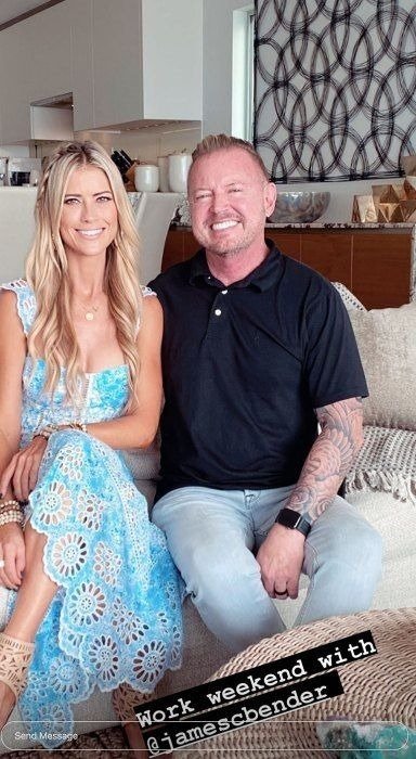 Christina Anstead and her colleague pose on a couch | Photo: Instagra/ Christina Anstead