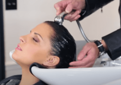Capture d'un lavage de cheveux. | Photo : YouTube/Elle Coiffure