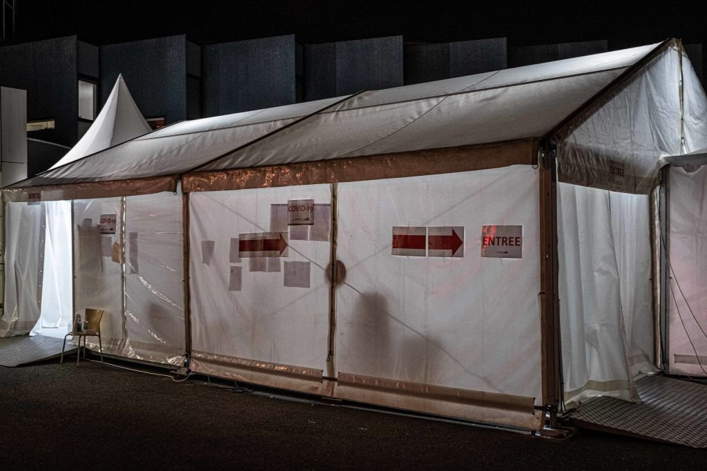 La tente installée devant les urgences de Bordeaux le 7 avril 2020. l Source : Getty Images La tente installée devant les urgences de Bordeaux le 7 avril 2020. l Source : Getty Images