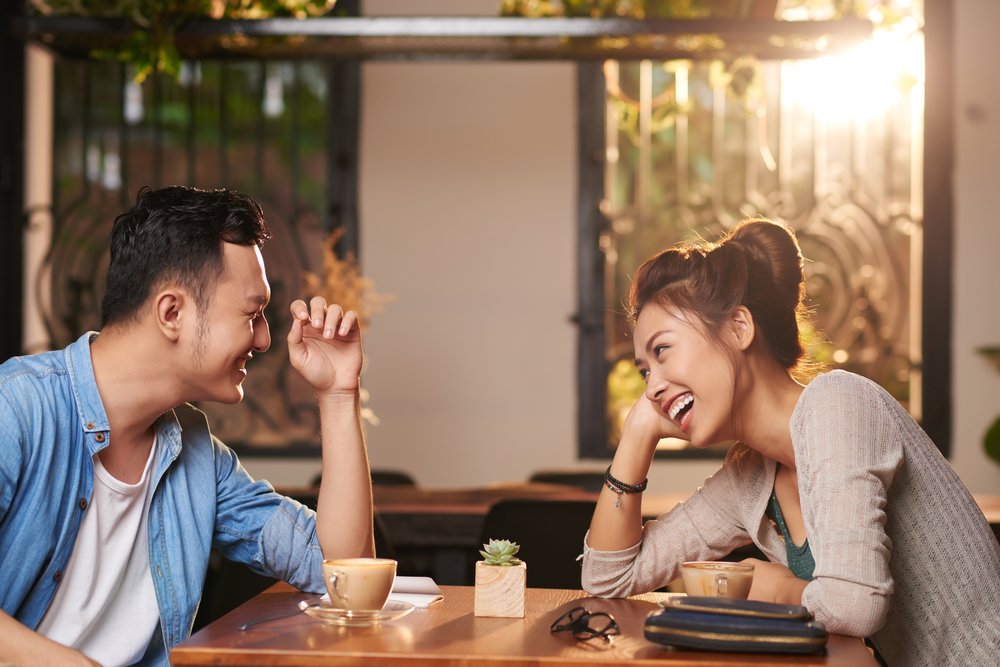 Pareja riéndose en una cita. | Foto: Shutterstock Pareja riéndose en una cita. | Foto: Shutterstock