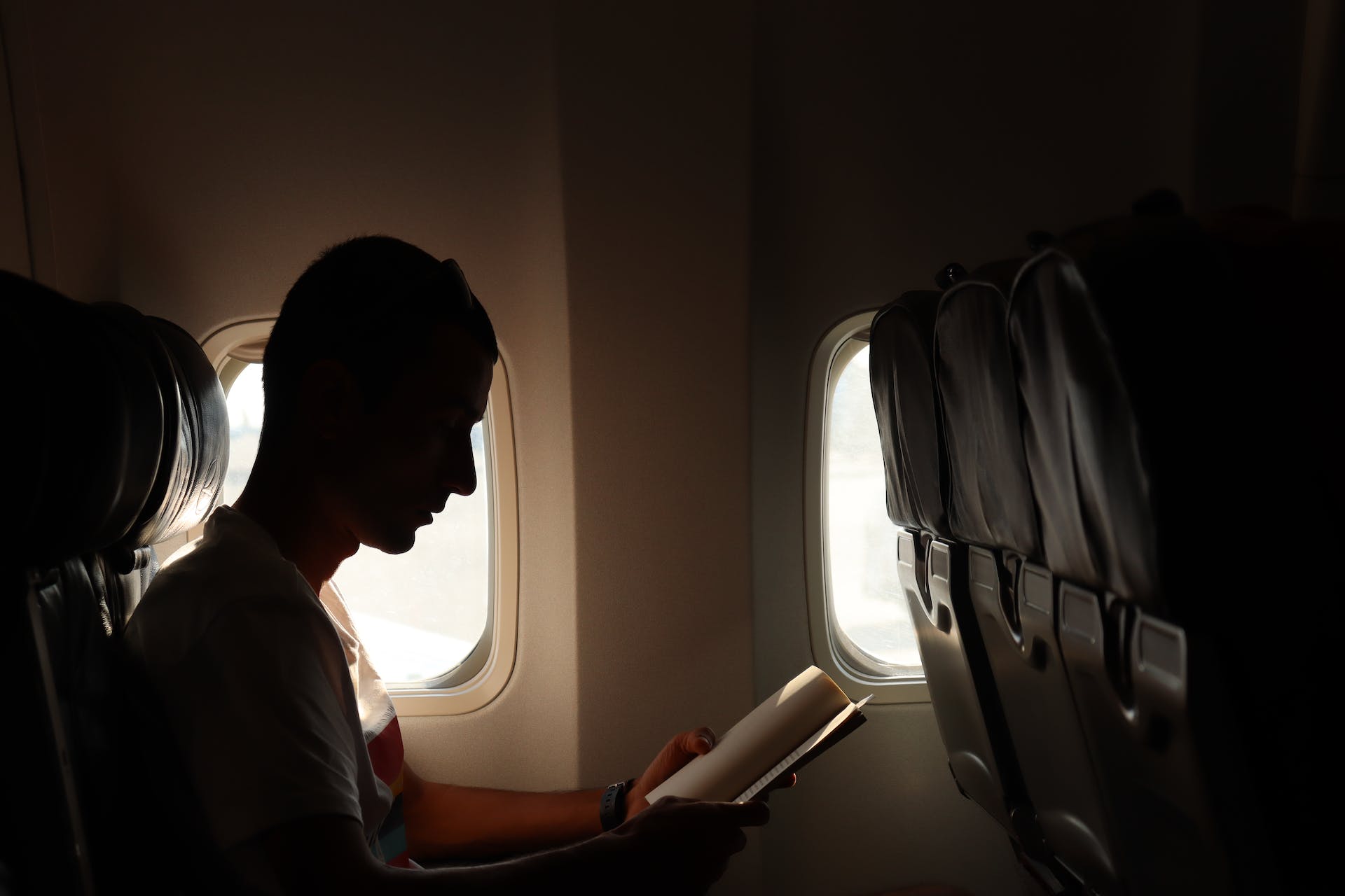 Silhouette of a man traveling in an airplane | Source: Pexels