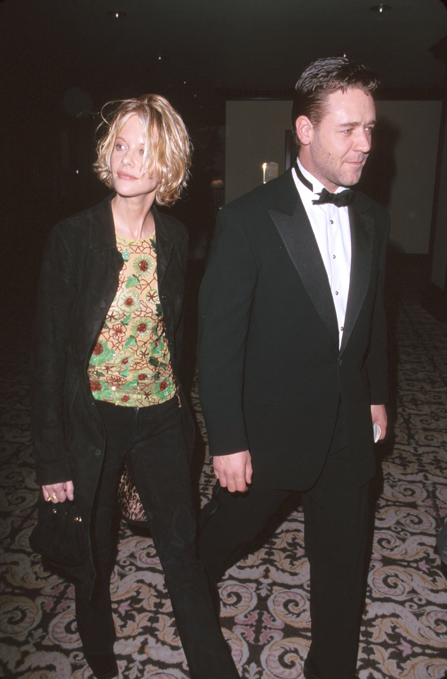 Meg Ryan und der abgebildete Schauspieler Russell Crowe nehmen am 11. März 2000 an den 52. Annual Directors Guild Awards im Century Plaza Hotel, Century City, Kalifornien teil  ┃Quelle: Getty Images