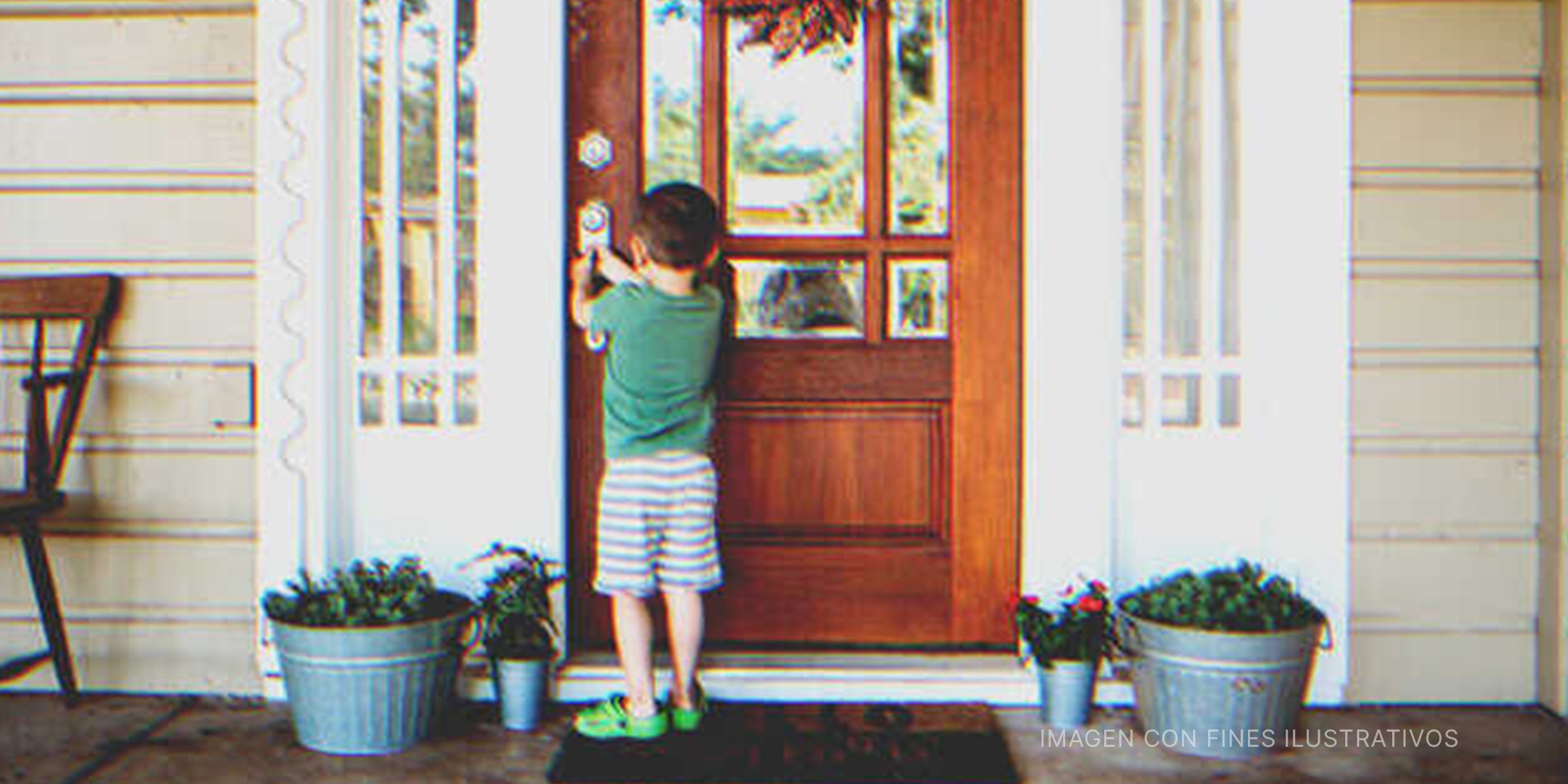 Niño tocando una puerta. | Getty Images
