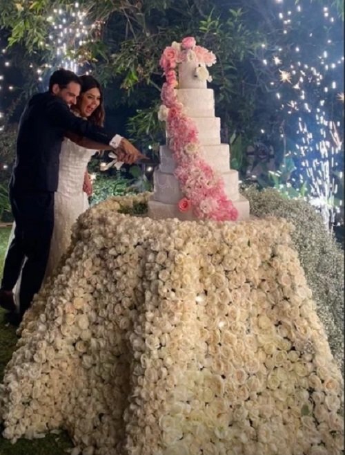 Los novios cortando el pastel.| Foto: Instagram Stories/yuritaflowers Los novios cortando el pastel.| Foto: Instagram Stories/yuritaflowers