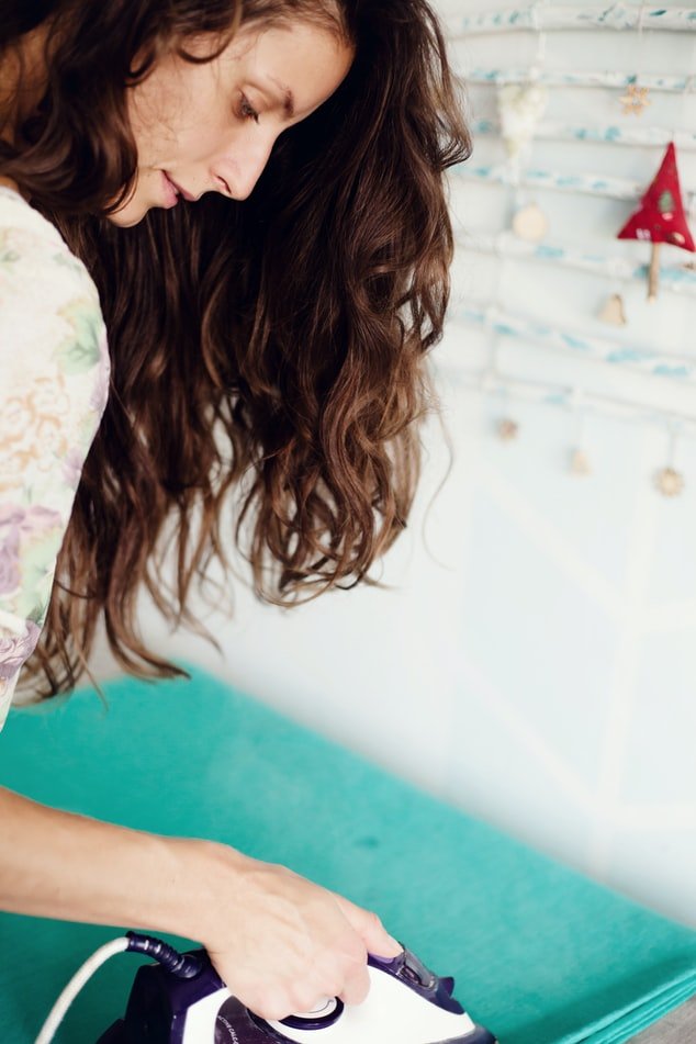 Une femme en train de repasser. l Source : Unsplash