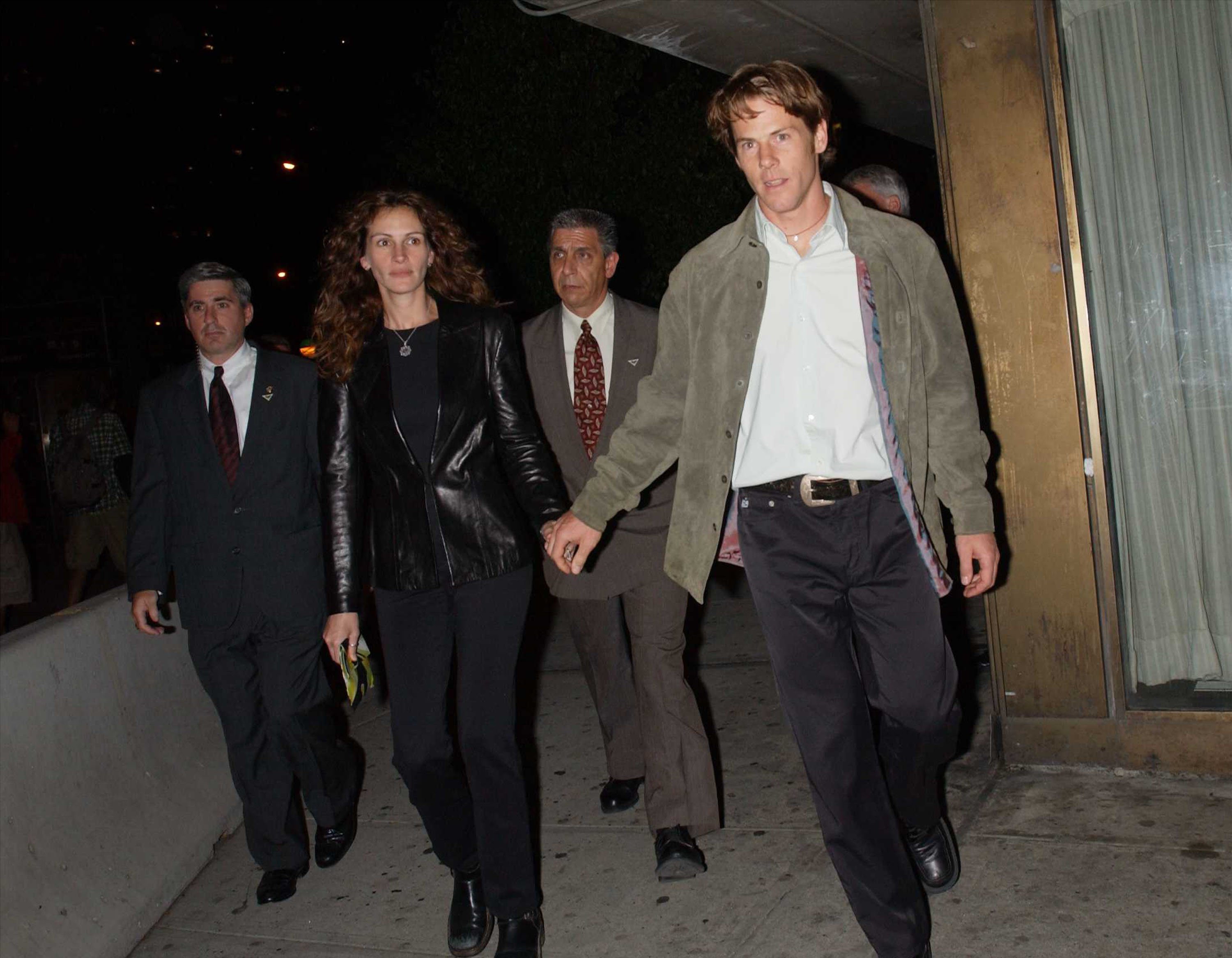 Julia Roberts et son mari Danny Moder quittent la projection de "Punch-Drunk Love" lors du 10e Festival annuel du film de New York, le 5 octobre 2002, à New York | Source : Getty Images