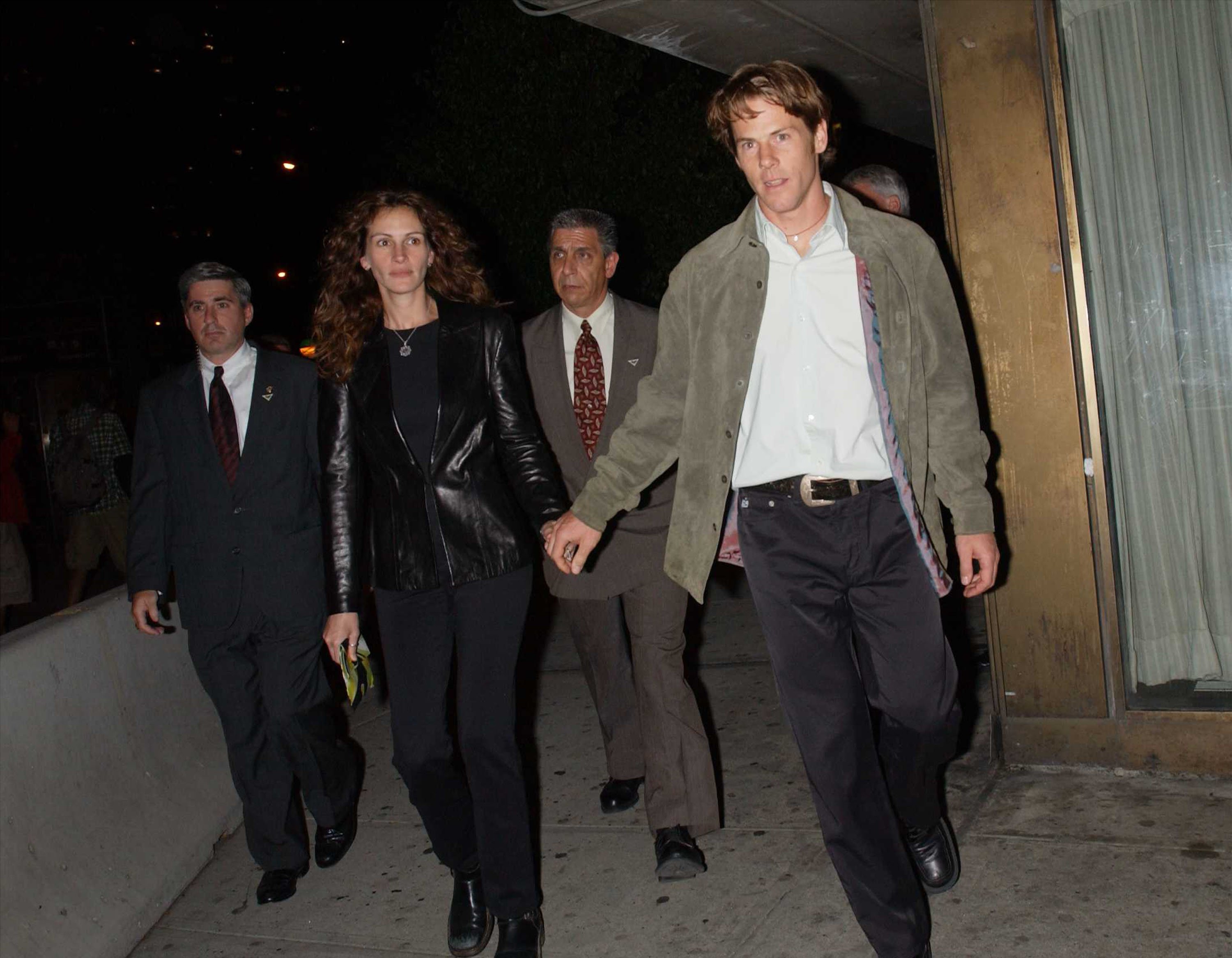 Julia Roberts and her husband Danny Moder leave the "Punch-Drunk Love" screening during the 10th Annual New York Film Festival on October 5, 2002, in New York City, New York | Source: Getty Images