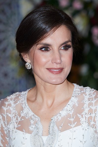 La reina Letizia con un hermoso diseño de Felipe Valera en la cena de gala en el Palacio Real en Rabat, Marruecos. Fuente: Getty Images La reina Letizia con un hermoso diseño de Felipe Valera en la cena de gala en el Palacio Real en Rabat, Marruecos. Fuente: Getty Images