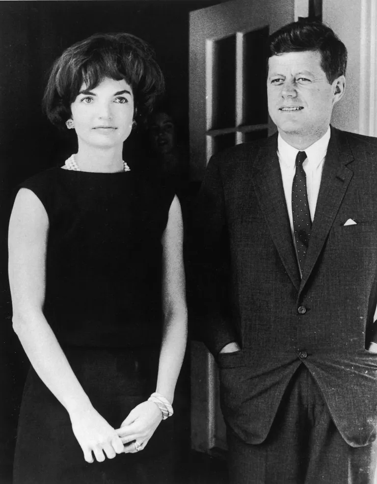 John and Jackie Kennedy in the door of the White House, Washington, D.C., circa 1961 | Photo: Getty Images
