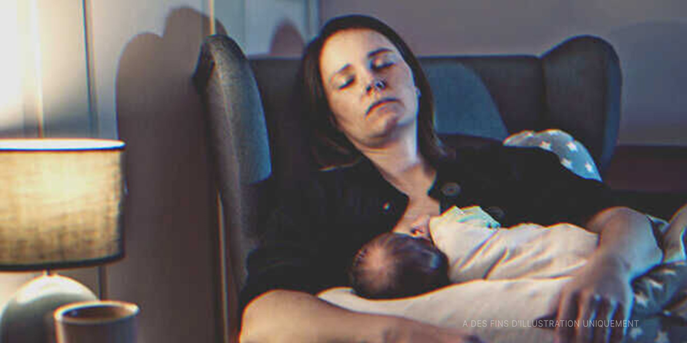 Une mère fatiguée en train de dormir et de nourrir son bébé | Source : Getty Images   