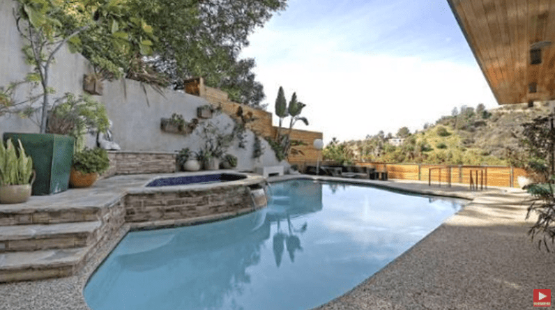 Kevin and Kyra's pool at their LA home worth $2.5 million. | Source: Realtor.com/YouTube