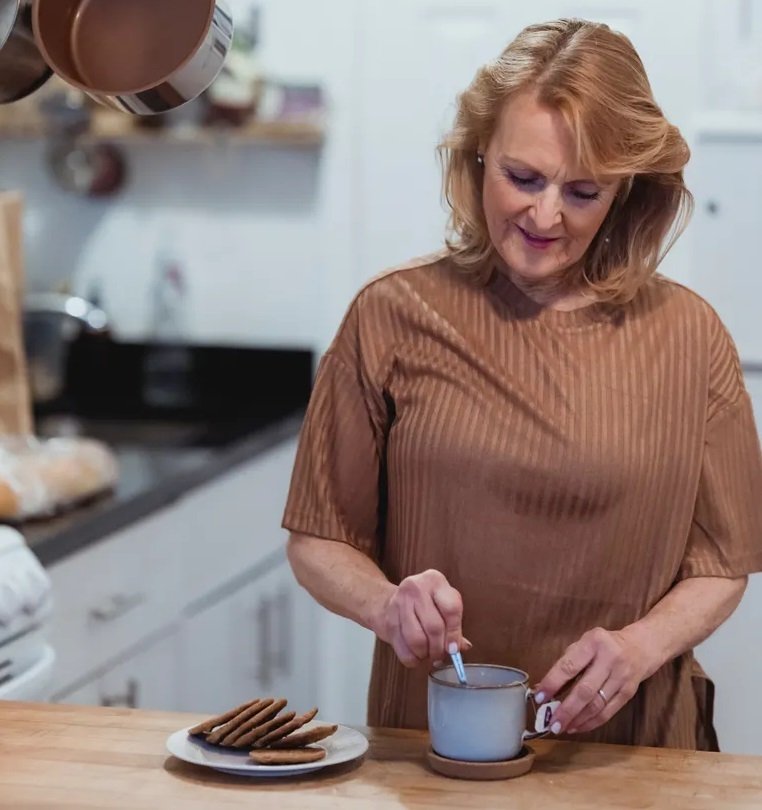 Una mujer mayor preparando una taza de té. | Foto: Pexels