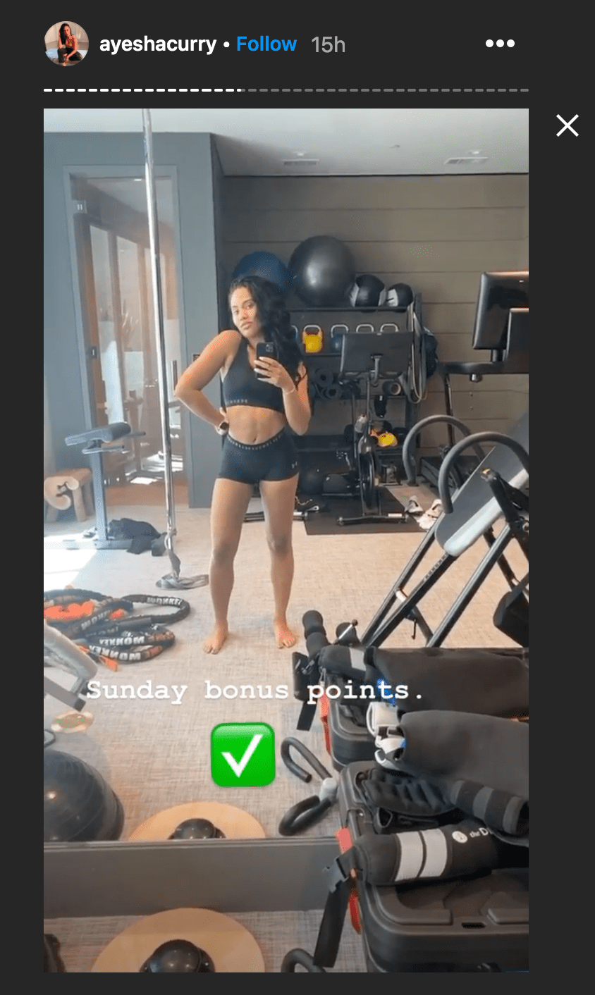Ayesha Curry poses in her activewear while taking a mirror in her home gym | Source: Instagram.com/ayeshacurry