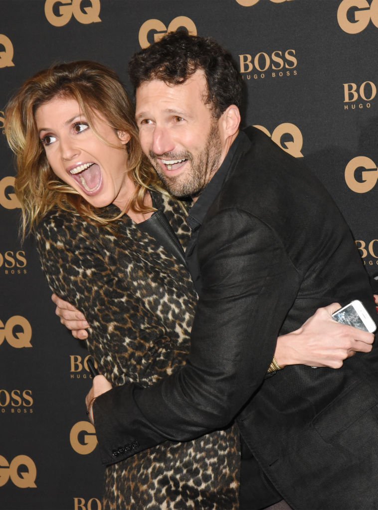 La présentatrice de télévision Caroline Ithurbide et son mari Boris Ehrgott assistent à la remise des Prix GQ Men Of The Year 2017: Photocall à Trianon le 15 novembre 2017 à Paris, France. | Photo : Getty Images. La présentatrice de télévision Caroline Ithurbide et son mari Boris Ehrgott assistent à la remise des Prix GQ Men Of The Year 2017: Photocall à Trianon le 15 novembre 2017 à Paris, France. | Photo : Getty Images.