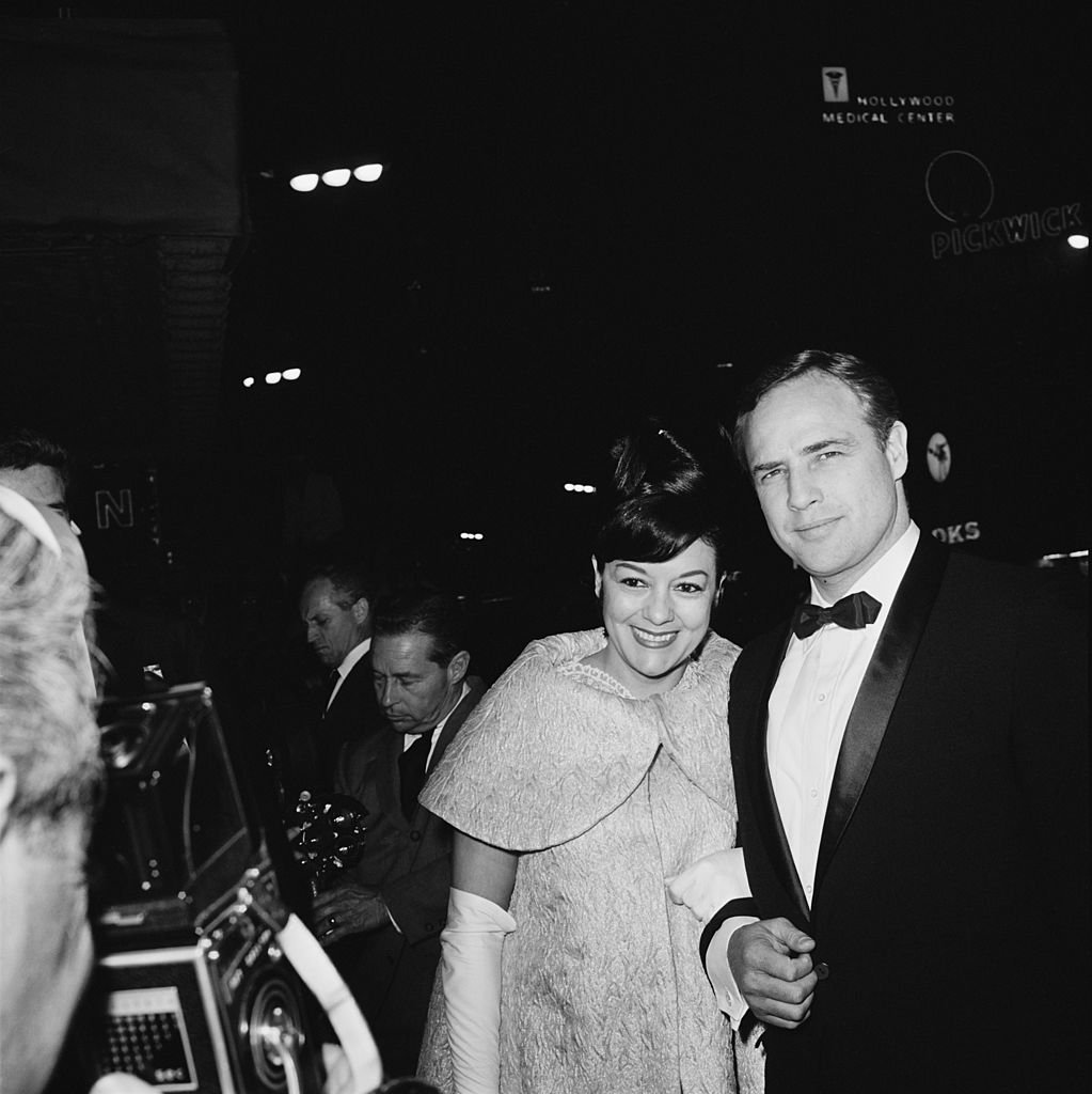 L'acteur américain Marlon Brando (1924 - 2004) avec sa femme, l'actrice Movita Castaneda, à la première du film de Brando "The Mutiny on the Bounty", USA, novembre 1962. | Photo : Getty Images