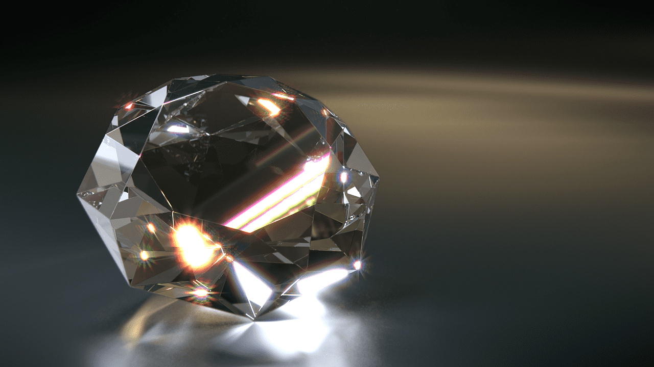 Inside the locket was what looked like a huge diamond. | Source: Pixabay