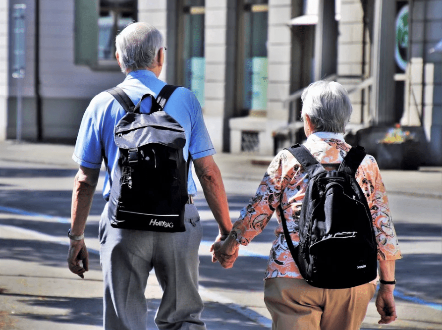 Elderly couple walking while holding each other's hands | Photo: Pixabay