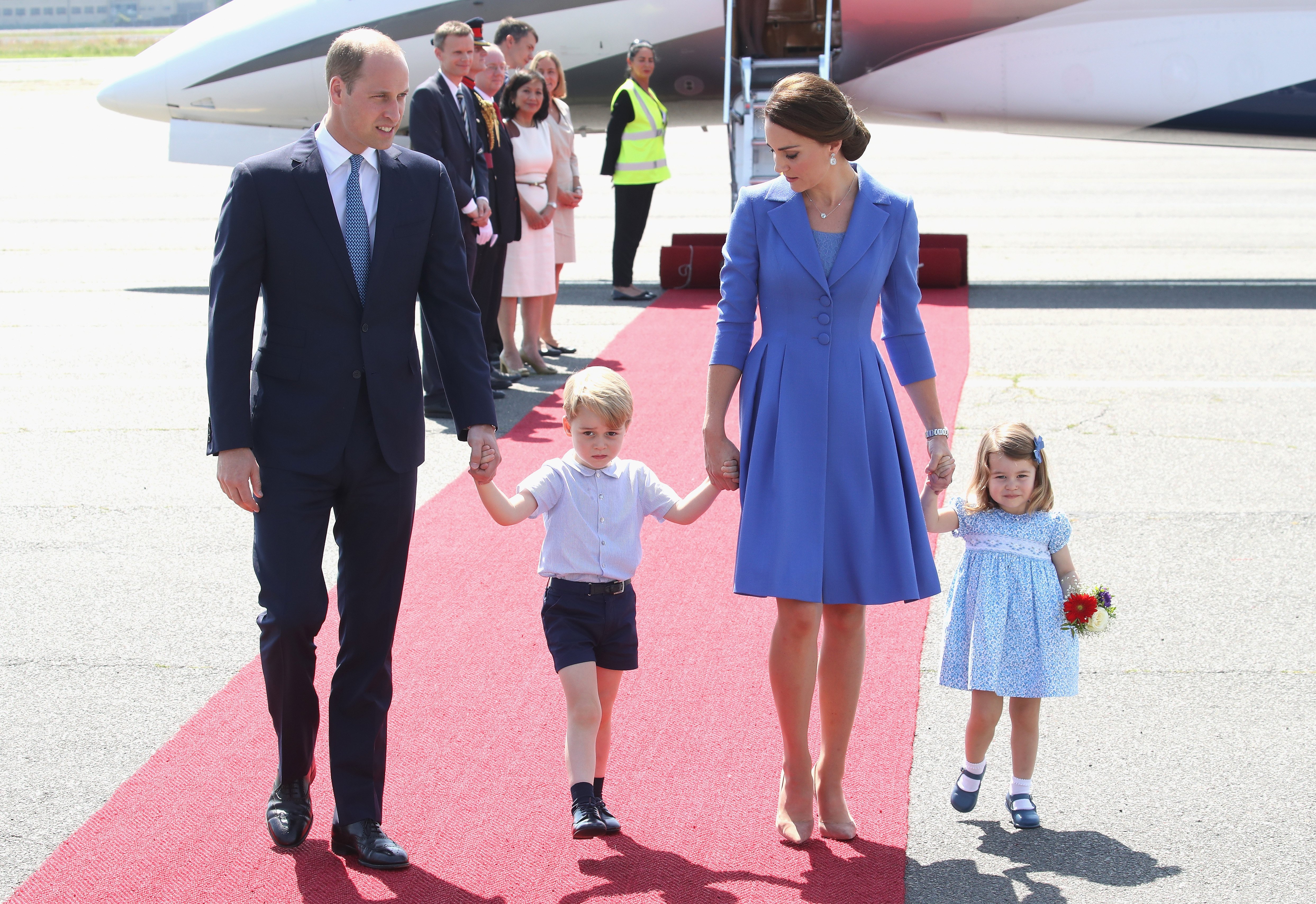  Prince William, Duke of Cambridge, Catherine, Duchess of Cambridge, Prince George of Cambridge and Princess Charlotte of Cambridge arrive at Berlin Tegel Airport during an official visit to Poland and Germany on July 19, 2017  | Photo: GettyImages
