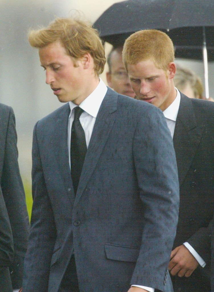El Príncipe William y el Príncipe Harry en el funeral de Frances Shand Kydd, el 10 de junio de 2004 en Oban, Argyll & Bute, Escocia. | Imagen: Getty Images El Príncipe William y el Príncipe Harry en el funeral de Frances Shand Kydd, el 10 de junio de 2004 en Oban, Argyll & Bute, Escocia. | Imagen: Getty Images