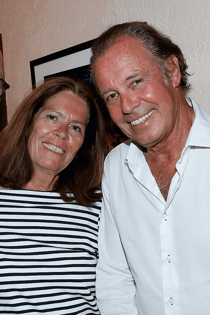 RAMATUELLE, FRANCE - 09 AOÛT : L'humoriste Michel Leeb et sa femme Béatrice posent en coulisses après le spectacle "Michel Leeb Part en Live !" : Jour 9, le 9 août 2015 à Ramatuelle, France. | Photo : Getty Images