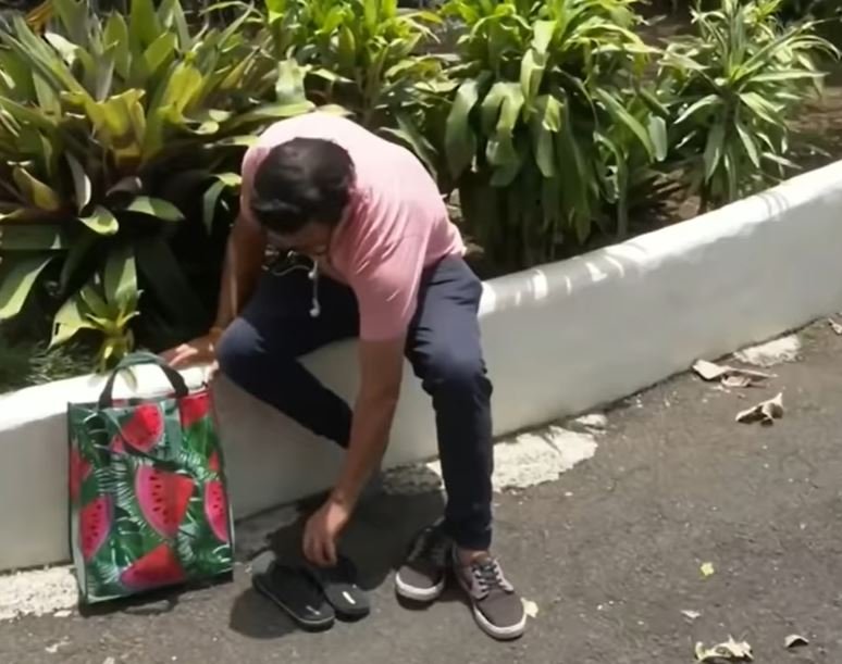 Luis cambiándose los zapatos tras llegar de la calle. | Foto: Youtube/Primer Impacto