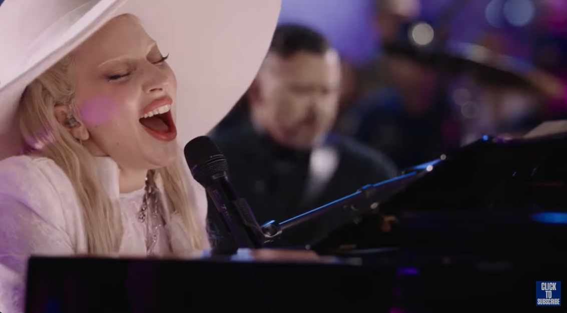 A closer look at Lady Gaga singing "Hold My Hand" on Bourbon Street, New Orleans | Source: Facebook/TVVNoticias