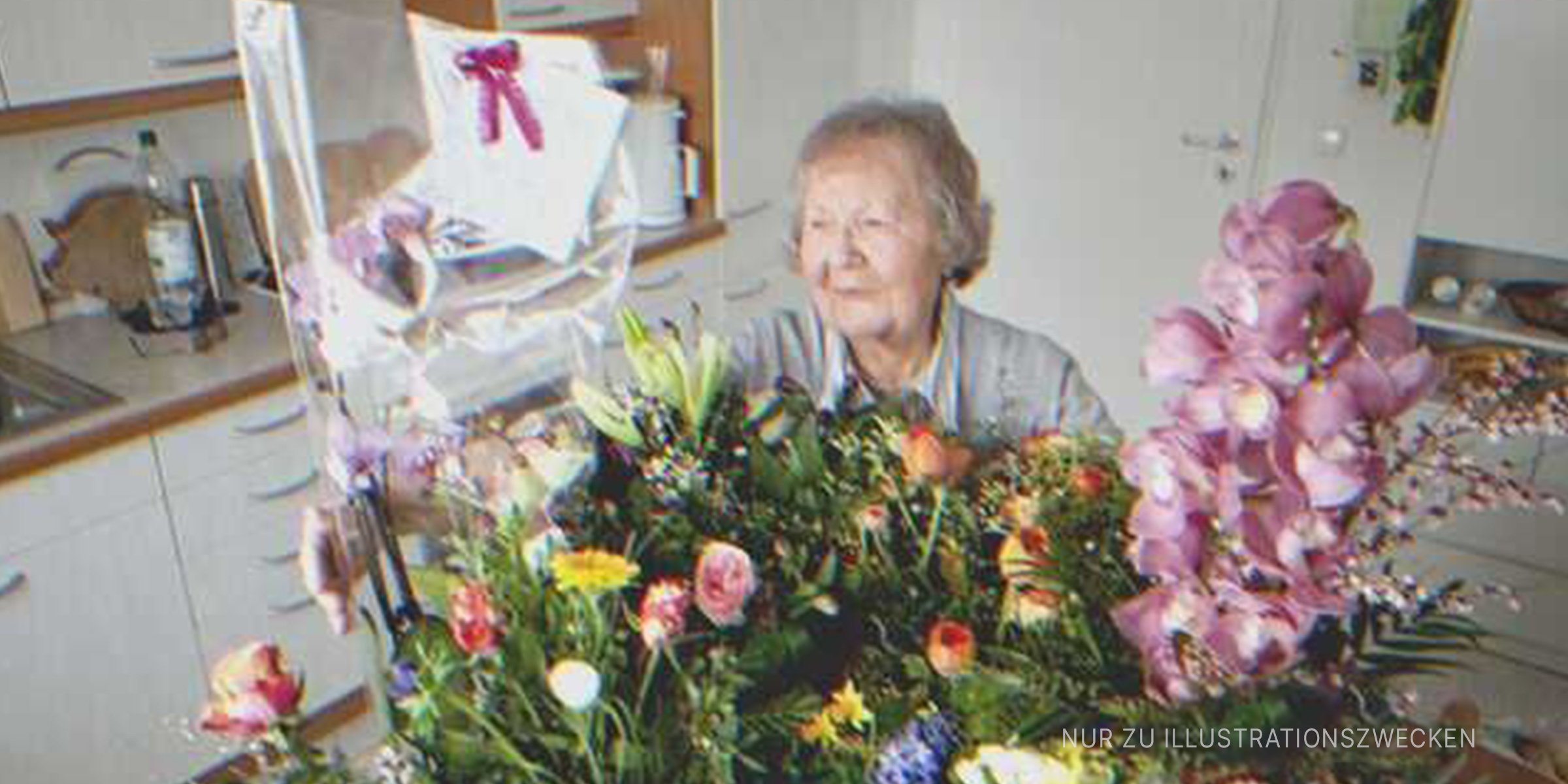 Ältere Dame mit Blumenstrauß | Quelle: Getty Images