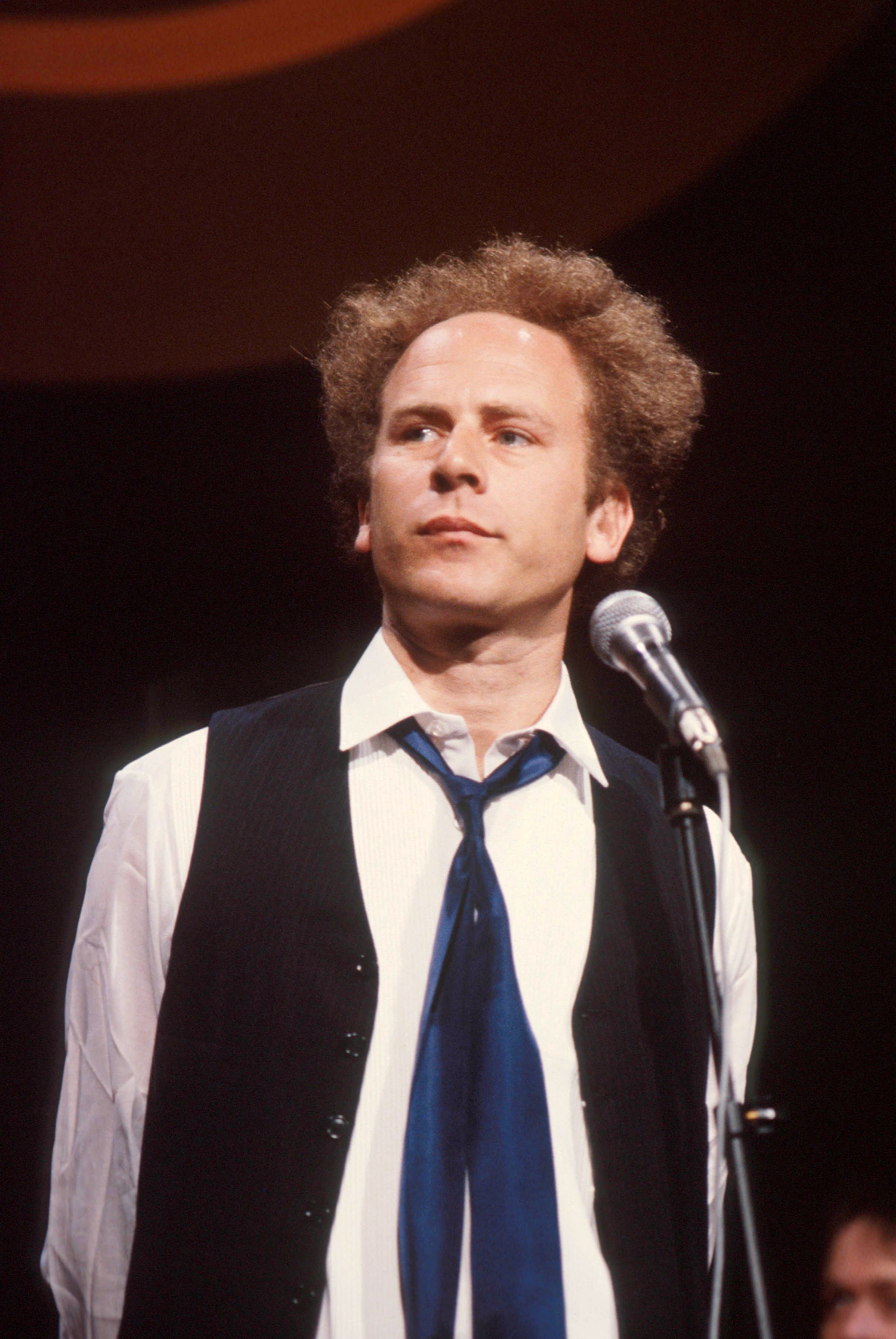 Art Garfunkel performs on a TV show, circa 1975. | Photo: Getty Images