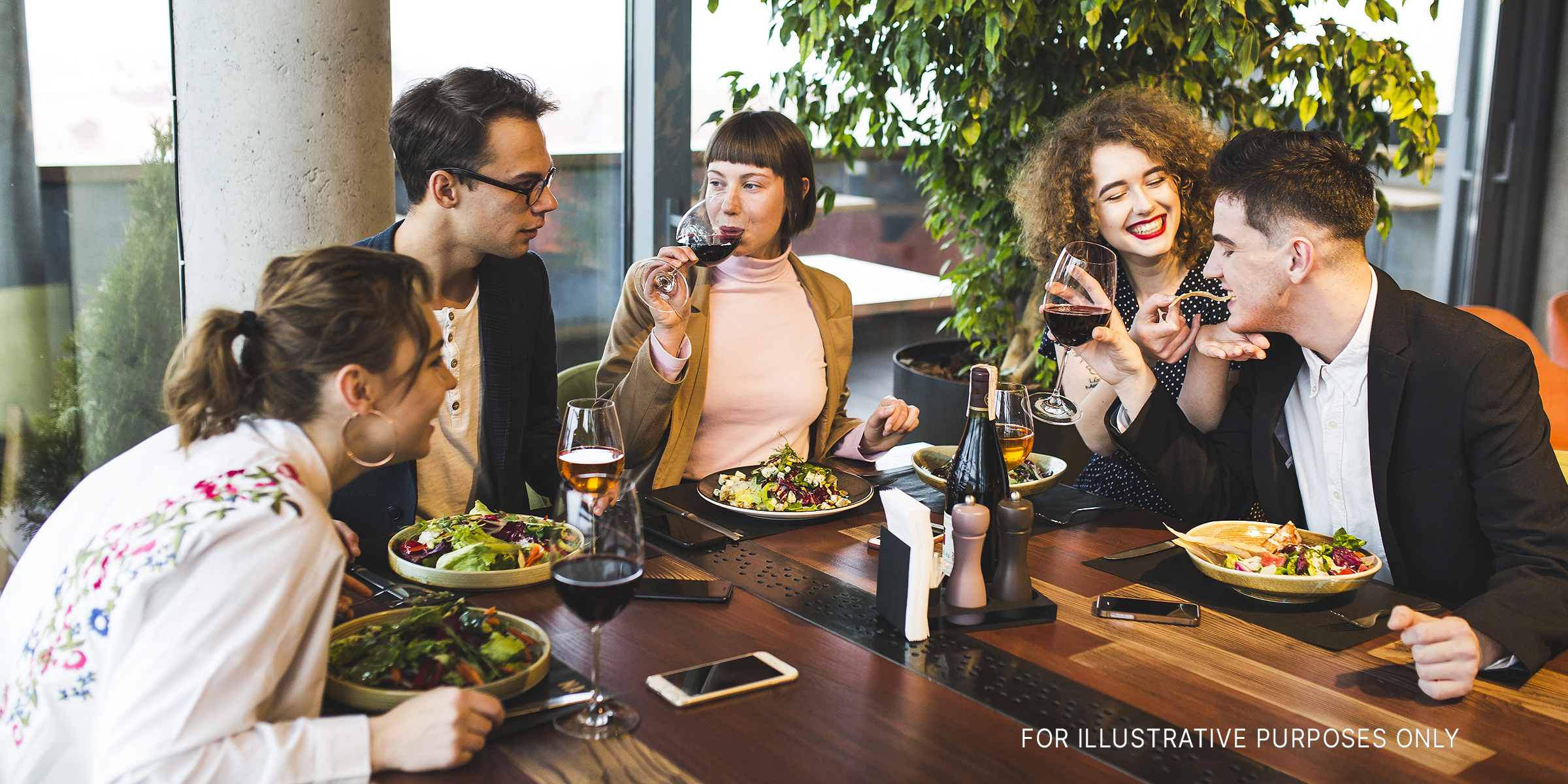 A group of friends eating in a restaurant | Source: Freepik