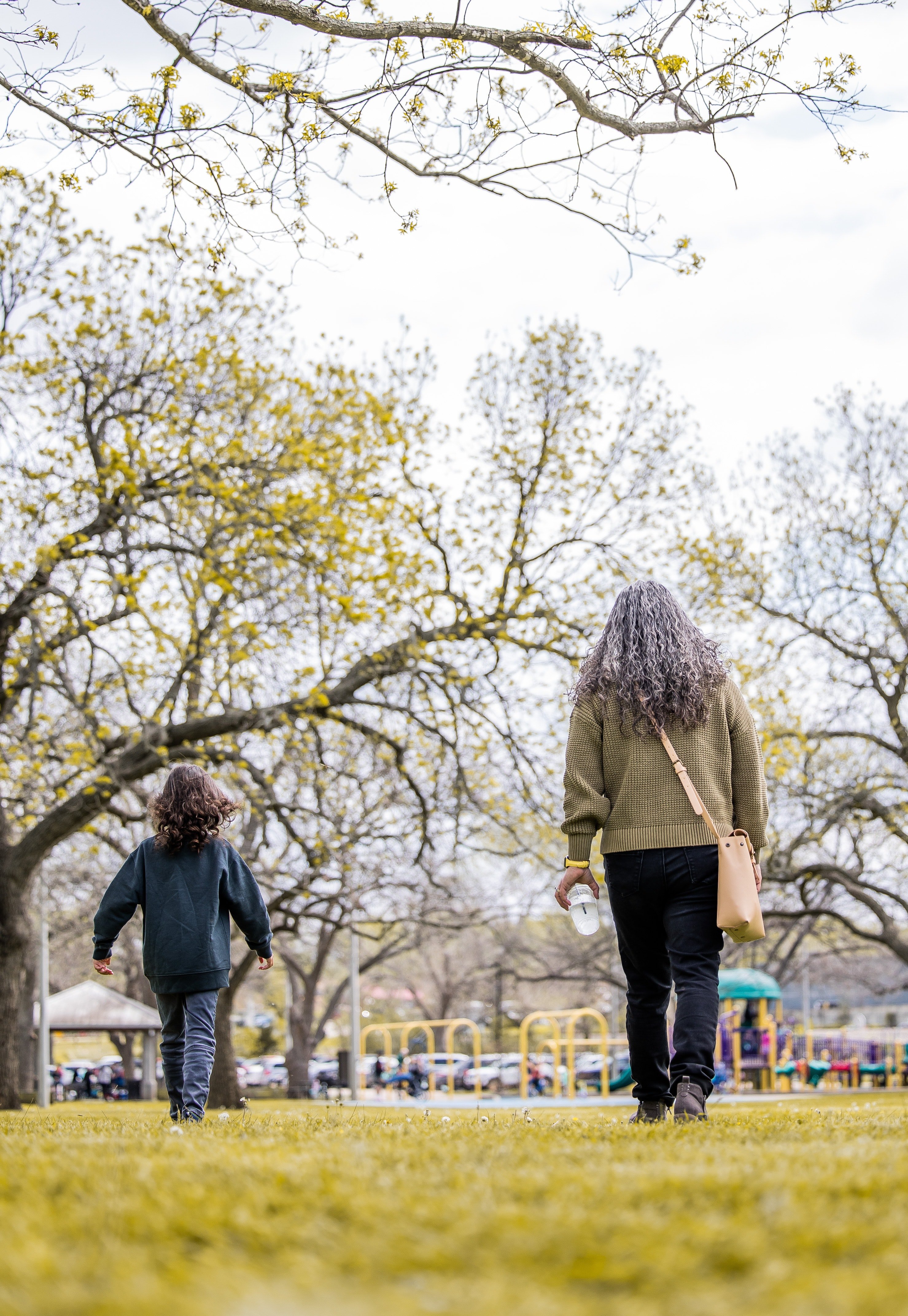 Una mujer y una niña pasean en el parque. | Foto: Pexels