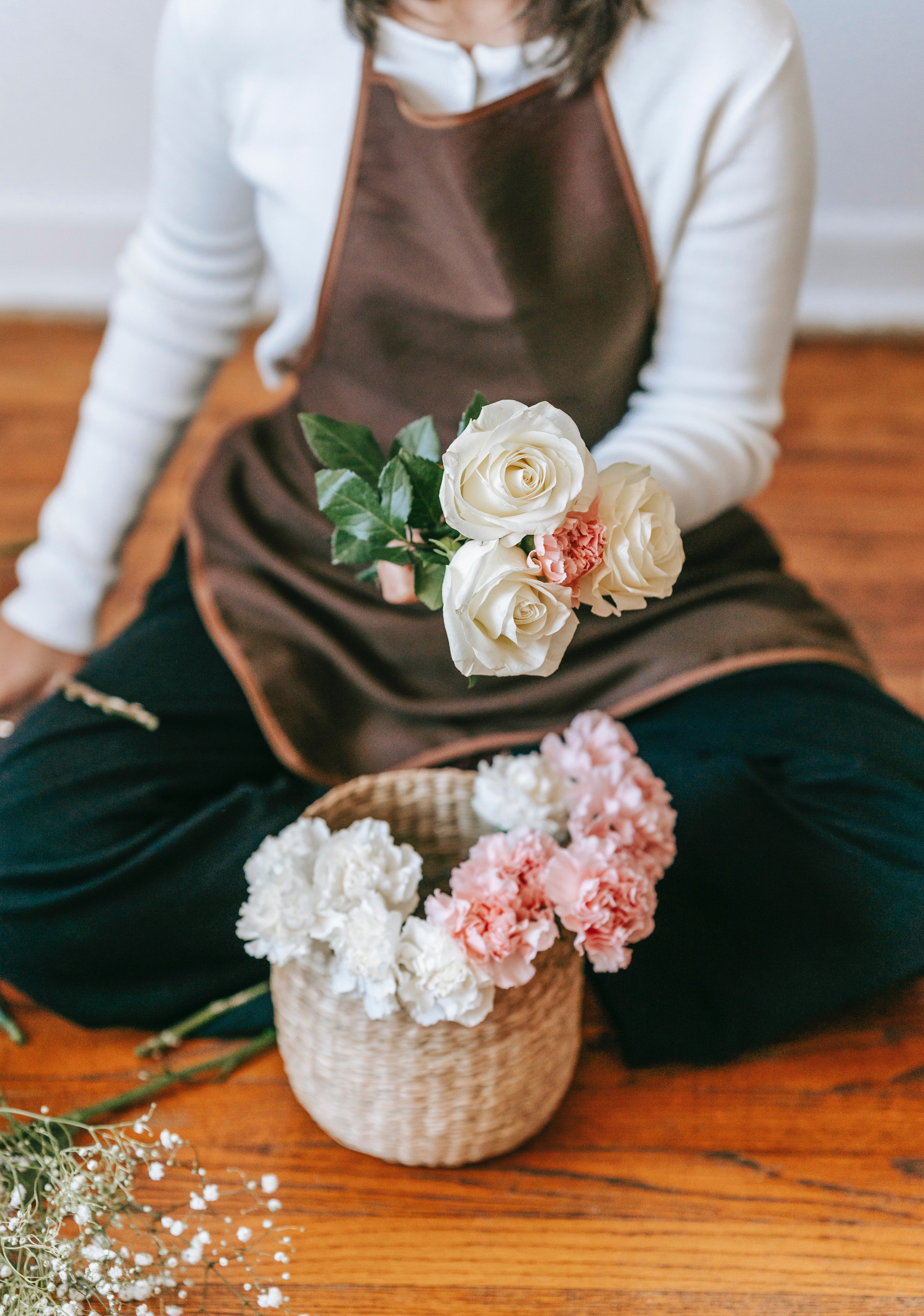 Simon bought flowers for the young woman. | Source: Pexels