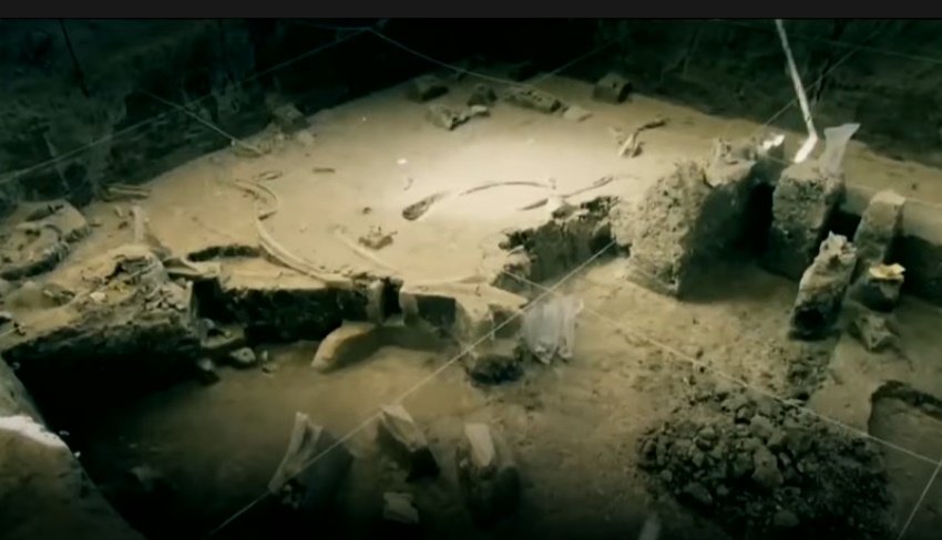 Osamentas prehistóricas encontradas durante la construcción de un aeropuerto mexicano. | Foto: YouTube/Imagen Noticias