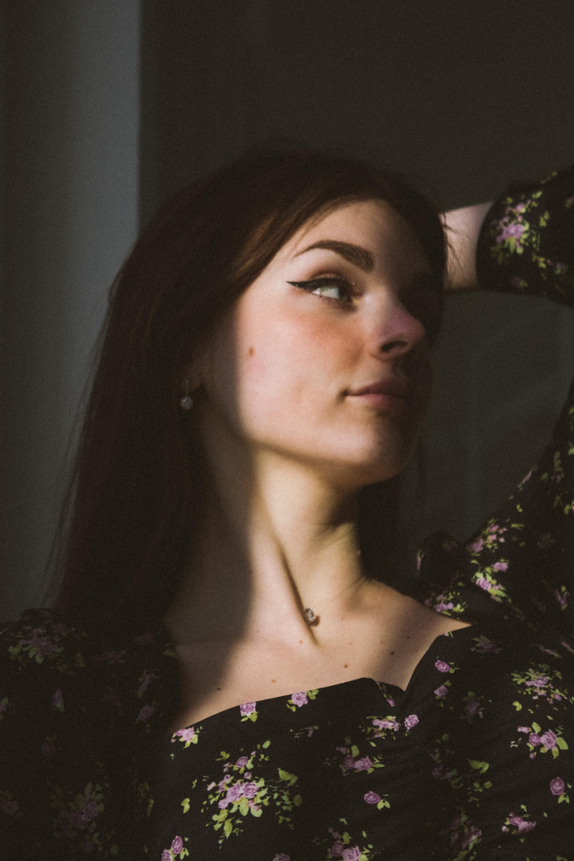 A woman glancing to one side | Source: Pexels