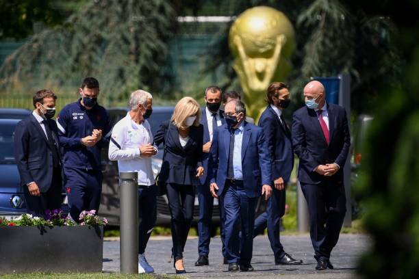 Le président français Emmanuel Macron, le gardien de but de l'équipe de France Hugo Lloris, le sélectionneur de l'équipe de France Didier Deschamps, le président de la FIFA Gianni Infantino, l'épouse du président français Brigitte Macron et le président de la Fédération française de football (FFF) Noel Le Graet | Photo : Getty Images