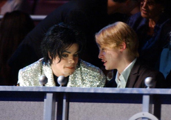 Michael Jackson and Macaulay Culkin at the Madison Square Garden in New York City, New York. | Source: Getty Images.