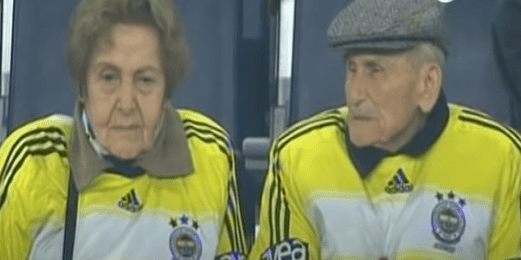 Ihsan y Mümtaz disfrutando de un partido de fútbol. │ Foto: Captura de Youtube/Fenerbahçe SK