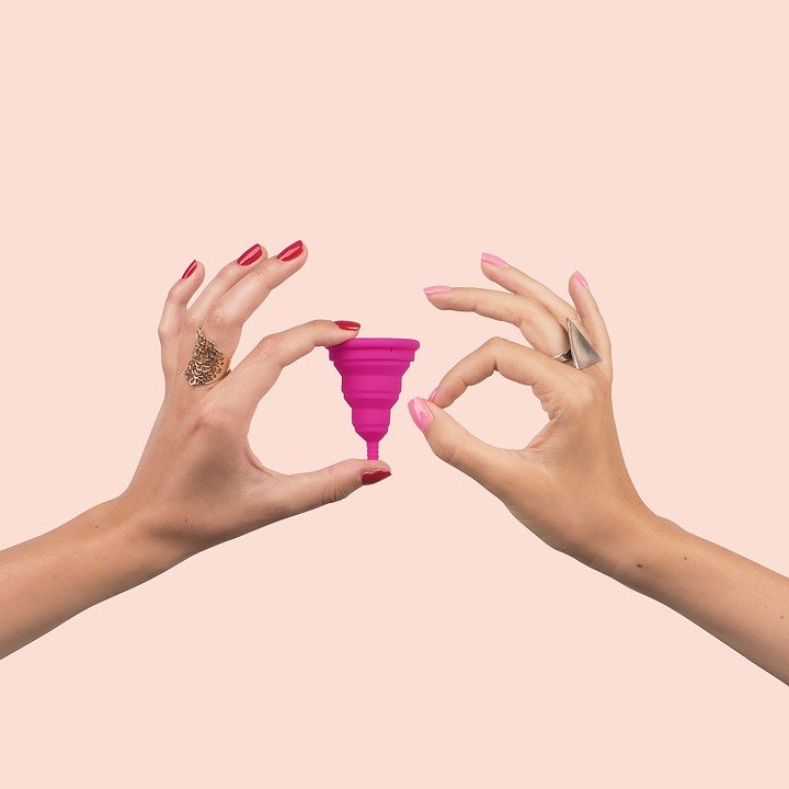 Manos de mujer con copa menstrual. | Foto: Pixabay Manos de mujer con copa menstrual. | Foto: Pixabay