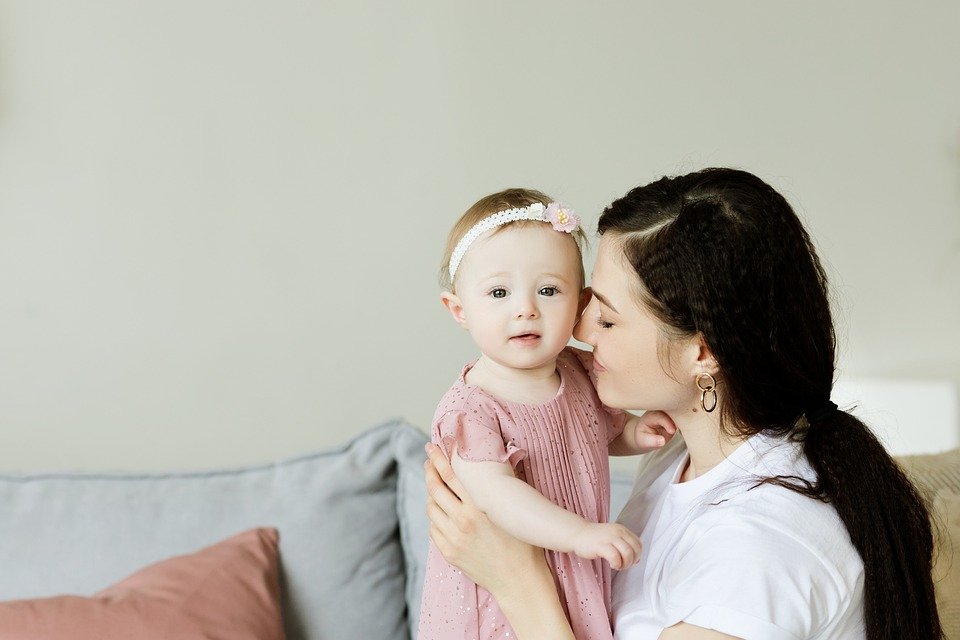 A mother and her adorable daughter. | Photo: pixabay.com