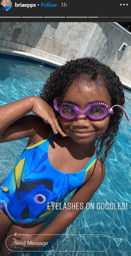 Skylar striking poses in the pool as she shows off her adorable googles | Photo: Instagram/briaepps