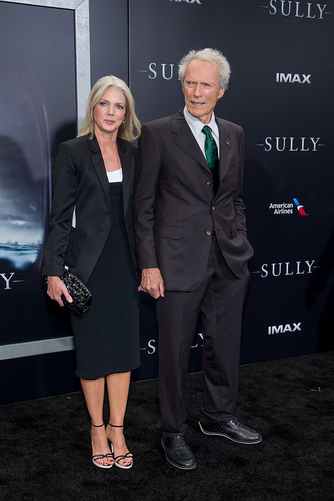 Clint Eastwood y Christina Sandera en el estreno de "Sully", en 2016. | Foto: Getty Images