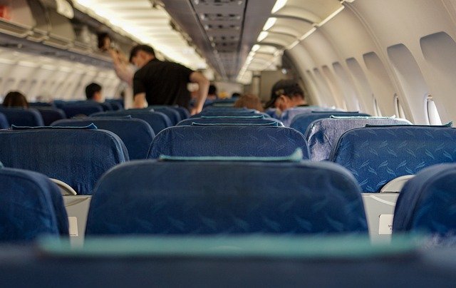 Interior de un avión. │ Foto: Freepik