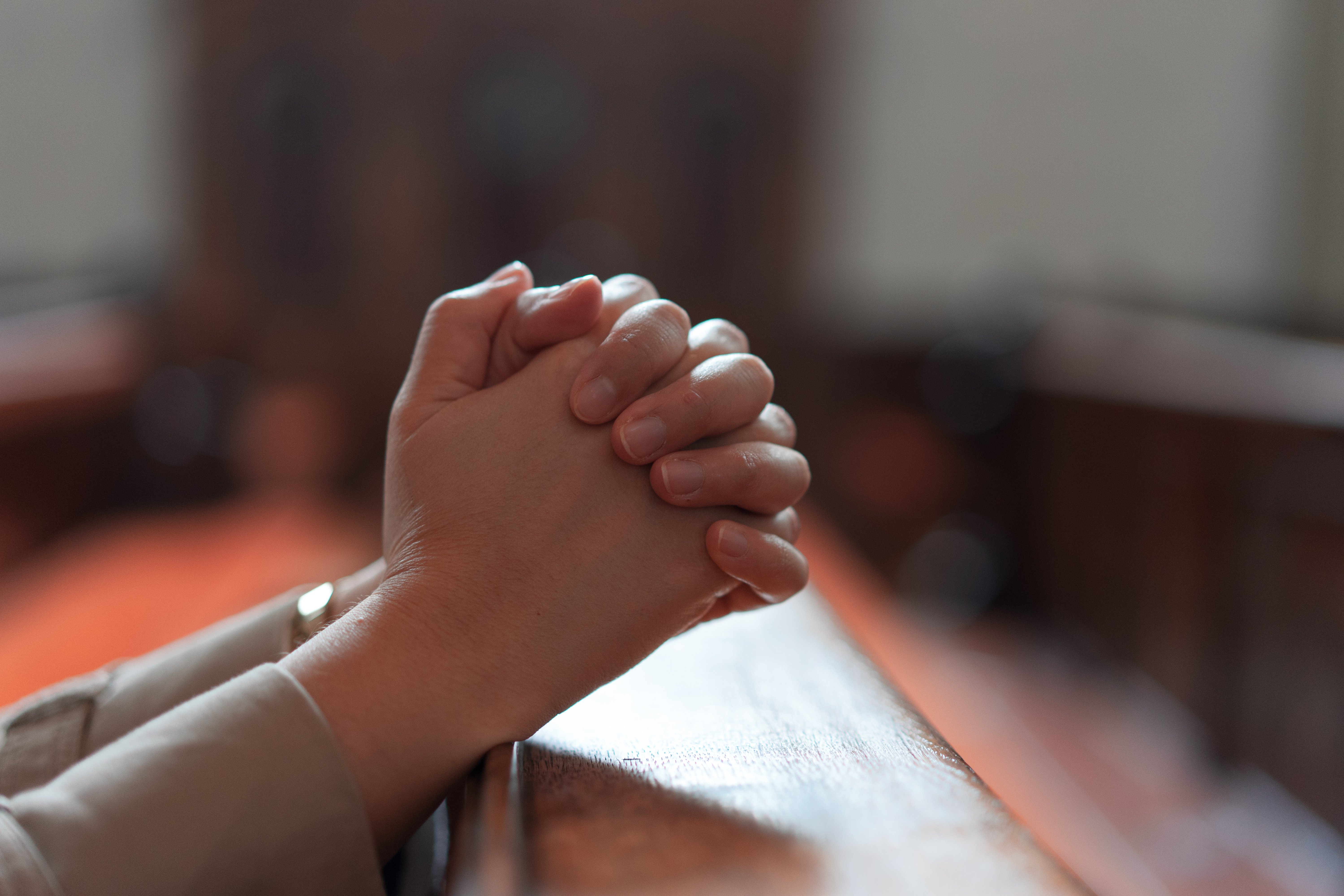 Mujer rezando en iglesia. | Foto: Shutterstock