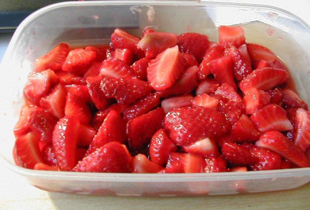 Des fraises coupées en morceaux. l Source: Flickr