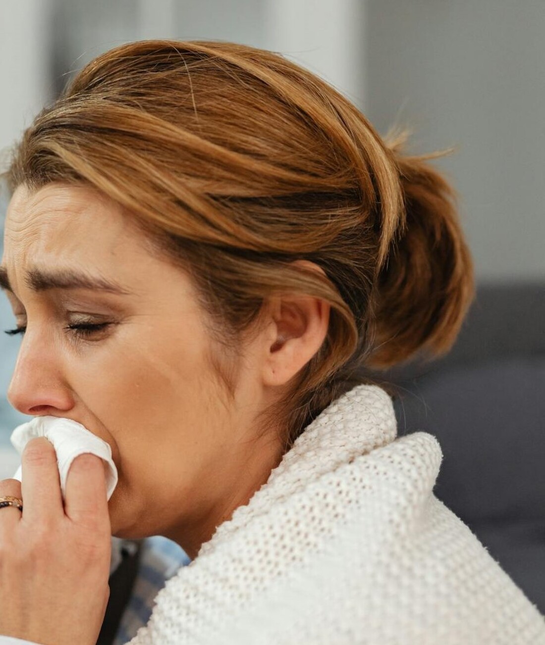 A heartbroken woman unable to hold back her tears | Source: Pexels